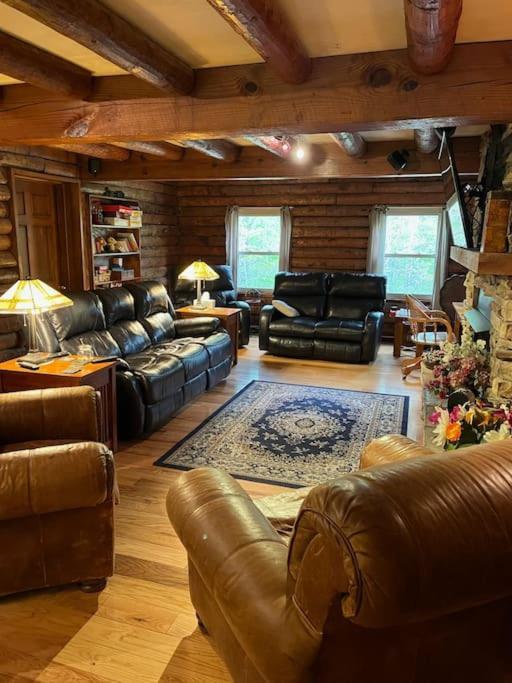 Acorn Resort A Unique Retreat Cabin, 13 Acres Land บลูมมิงตัน ภายนอก รูปภาพ